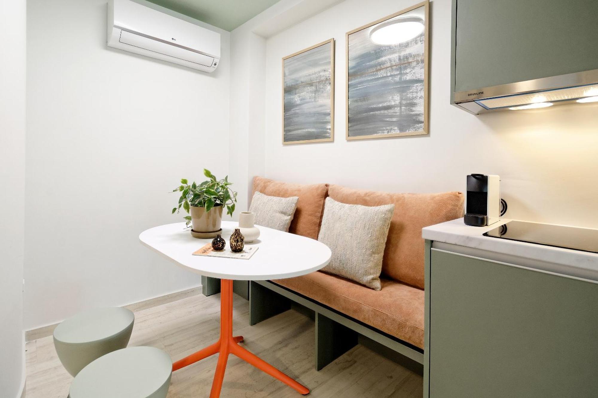 One-Bedroom Apartment Balcony City View