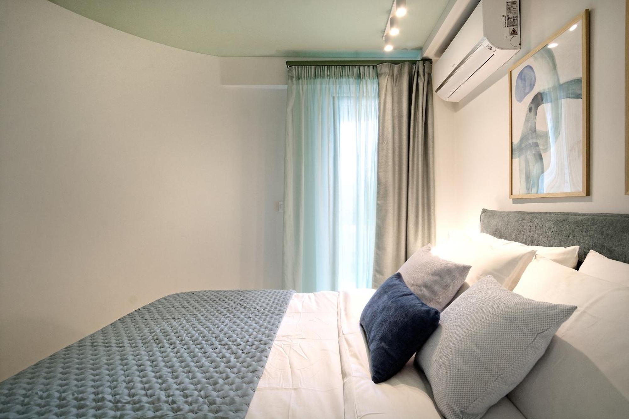 One-Bedroom Apartment Balcony City View